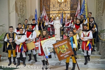 Boccioli, rosine e sbandieratori in corteo per santa Rosa