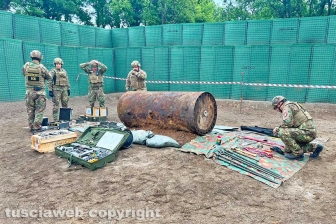 Viterbo - Gli artificieri sul posto