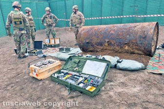 Viterbo - Gli artificieri sul posto