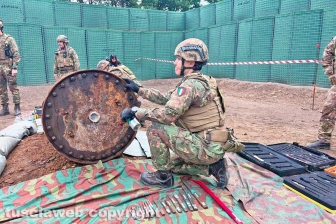 Viterbo - Gli artificieri sul posto
