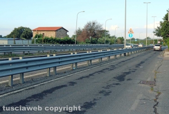 Bomba all'aeroporto, zona rossa evacuata