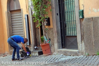 Viterbo - Bomba incendiaria nel centro storico