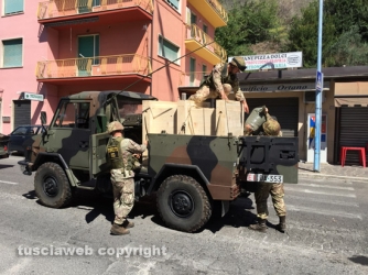 La bomba viene caricata sul camion