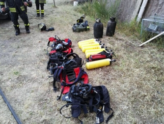 Bosco in fiamme in strada Roncone