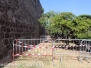 Buca a ridosso delle mura a Pianoscarano