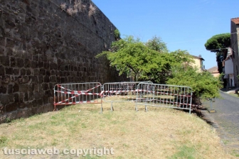 Buca a ridosso delle mura a Pianoscarano