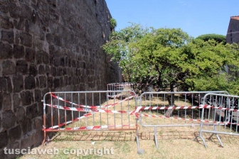 Buca a ridosso delle mura a Pianoscarano
