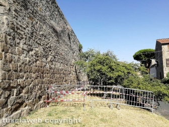 Buca a ridosso delle mura a Pianoscarano