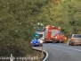 Bus con bambini fuori strada in una cunetta