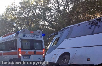 Tarquinia - Bus con bambini fuori strada in una cunetta sull'Aurelia bis