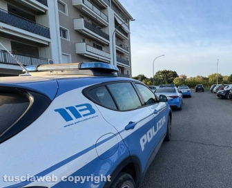 Butta oggetti dal balcone e si barrica in casa