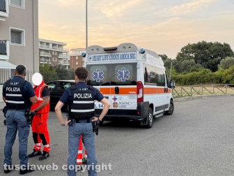 Viterbo - Santa Barbara - Uomo si barrica in casa - L'ambulanza del 118