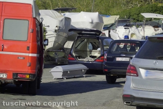 Cadavere emerge dal lago di Vico