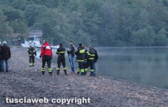 Ronciglione - Cadavere pescato nel lago di Vico - Il recupero del corpo