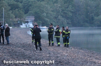 Ronciglione - Cadavere pescato nel lago di Vico - Il recupero del corpo
