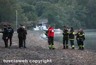 Ronciglione - Cadavere pescato nel lago di Vico - Il recupero del corpo