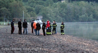 Ronciglione - Cadavere pescato nel lago di Vico - Il recupero del corpo