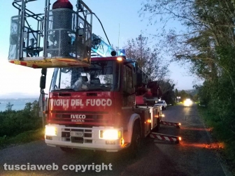 Montefiascone - Il cavo telefonico pericolante sulla Cassia - L'intervento dei vigili del fuoco