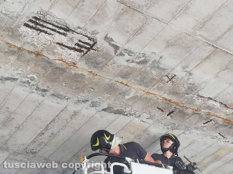 Viterbo - Cadono calcinacci in strada S. Lazzaro - I vigili del fuoco