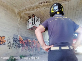 Viterbo - Cadono calcinacci in strada S. Lazzaro - I vigili del fuoco