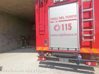 Viterbo - Cadono calcinacci in strada S. Lazzaro - I vigili del fuoco