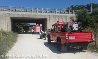Viterbo - Cadono calcinacci in strada S. Lazzaro - I vigili del fuoco e la polizia locale