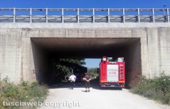 Viterbo - Cadono calcinacci in strada S. Lazzaro - I vigili del fuoco e la polizia locale