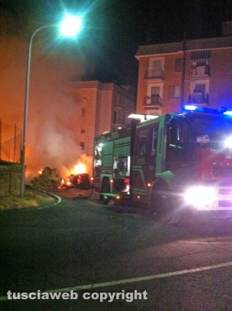Camion carico di balle di paglia in fiamme