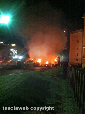 Camion carico di balle di paglia in fiamme