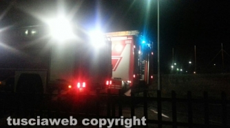 Camion carico di balle di paglia in fiamme