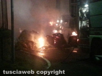 Camion carico di balle di paglia in fiamme