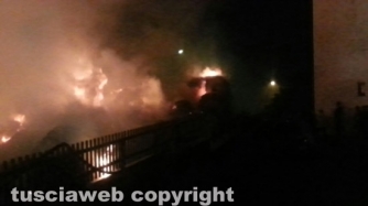 Camion carico di balle di paglia in fiamme