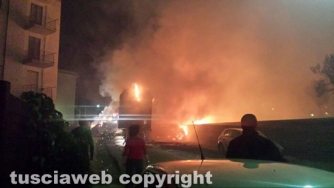 Camion carico di balle di paglia in fiamme