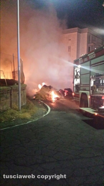 Camion carico di balle di paglia in fiamme
