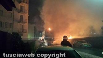 Camion carico di balle di paglia in fiamme