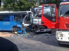 Camion contro autobus, decine di feriti