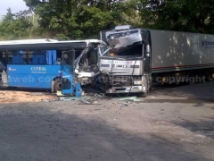Camion contro autobus, decine di feriti