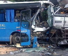 Camion contro autobus, decine di feriti