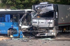 Camion contro autobus, decine di feriti