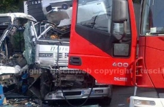 Camion contro autobus, decine di feriti