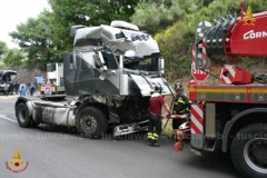 Camion contro autobus, decine di feriti