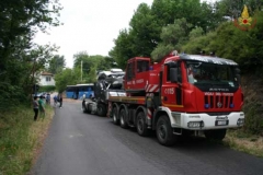 Camion contro autobus, decine di feriti