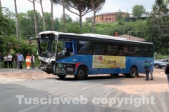 Lo scontro camion-autobus