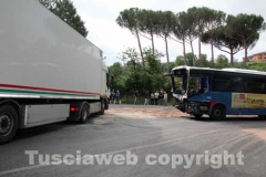 Lo scontro camion-autobus