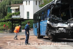 Lo scontro camion-autobus