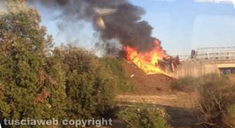 Viterbo – Superstrada – Camion esce di strada e va a fuoco