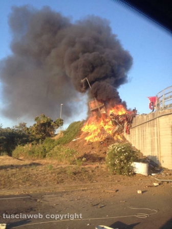 Viterbo – Superstrada – Camion esce di strada e va a fuoco