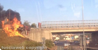 Viterbo – Superstrada – Camion esce di strada e va a fuoco