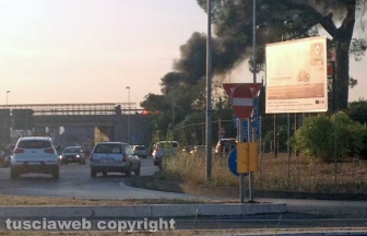 Viterbo – Superstrada – Camion esce di strada e va a fuoco