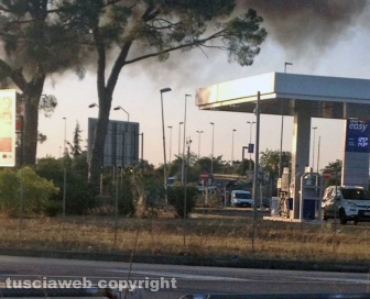 Viterbo – Superstrada – Camion esce di strada e va a fuoco